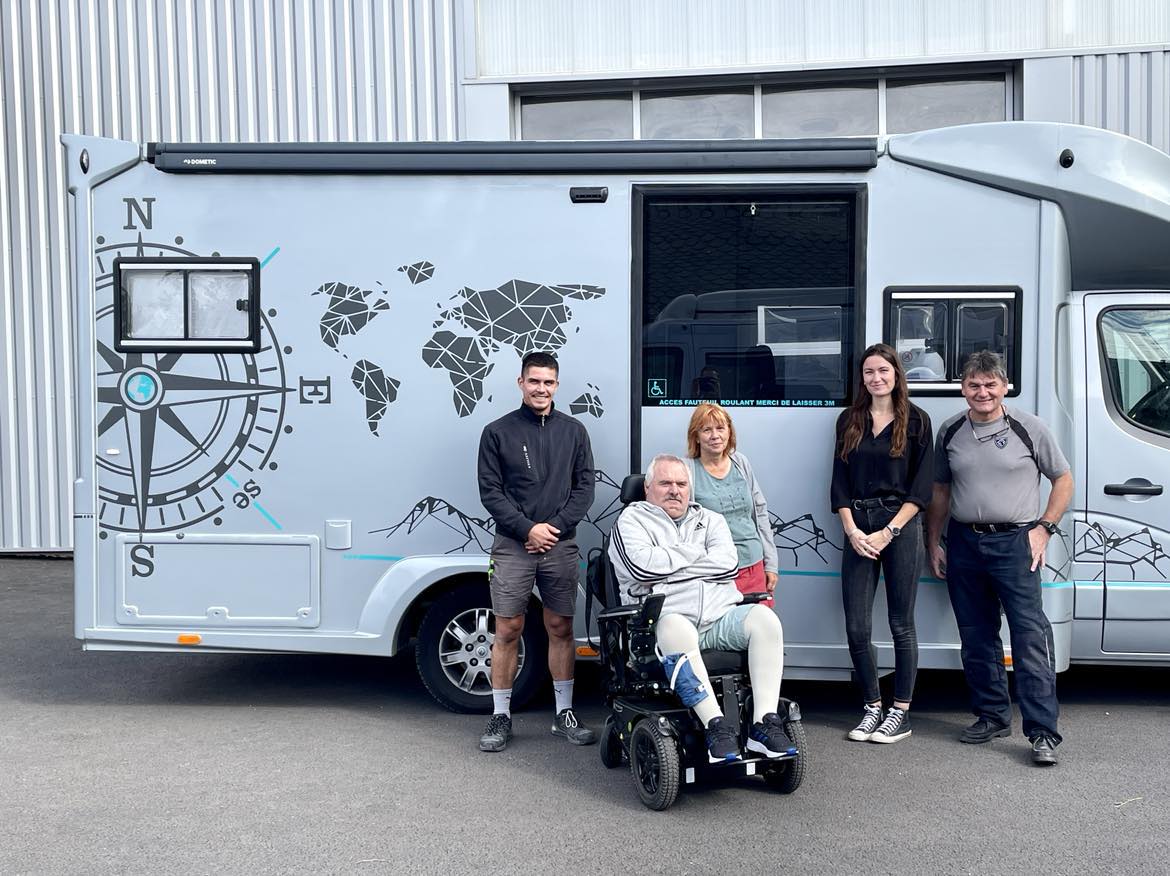 camping-car aménagé pour personne handicap, fauteuil roulant électrique